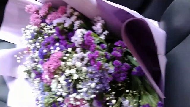 Ваш выбор ⁉️ 1️⃣Розы  2️⃣Сборный букет  3️⃣Цветы в коробке  4️⃣Я люблю когда удивляют   Хочешь?(2)