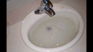 Это простое средство избавит вас от засоров и неприятного запаха. Прочистка труб своими руками