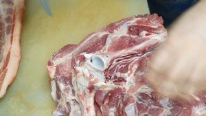 Обвалочный нож в работе по мясу.