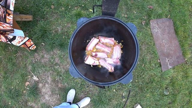 ЩАВЕЛЁК под РЮМОЧКУ в КАЗАНЕ на КОСТРЕ | ЩАВЕЛЕВЫЙ СУП с РЕБРЫШКАМИ [ПОЖУЁМ - УВИДИМ] смотреть онлайн