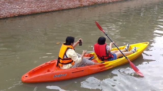 Exploring Bangkok's canal | First Time Kayaking | Free Kayaking in Bangkok смотреть онлайн