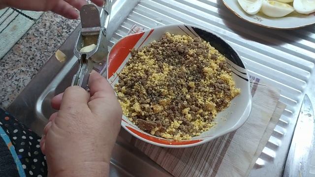 Фаршированные яйца с печенкой.