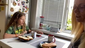 ВЛОГ НАШЕ УТРО! Что мы не едим и чем КИРА РЕШИЛА ПОКРАСИТЬ ВОЛОСЫ