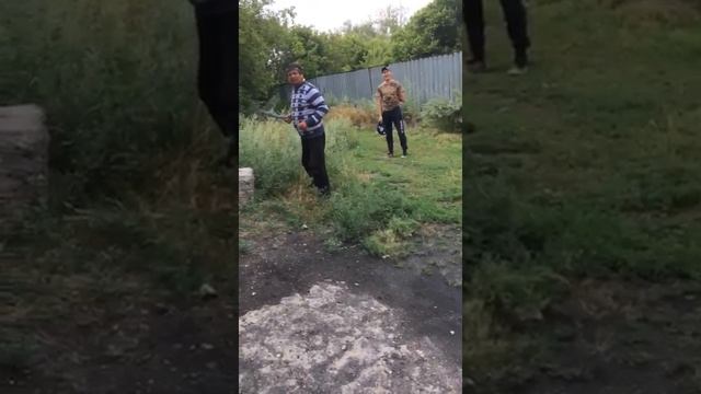 Что будет если топором разрубить монтажную пену смотреть онлайн