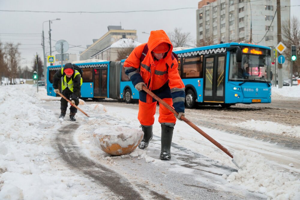 Последствия мощного циклона "Ваня" устраняют в Москве / Город новостей на ТВЦ