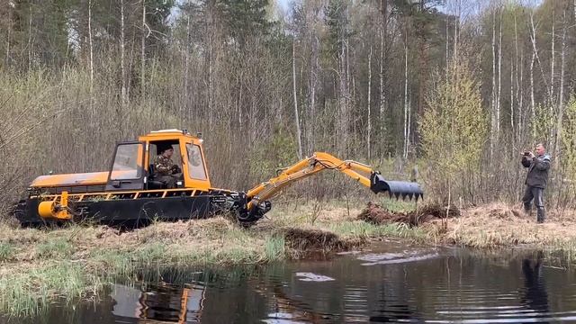 Расчистка болота плавающим экскаватором смотреть онлайн