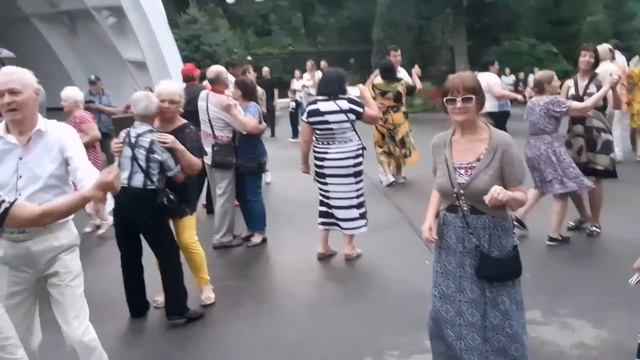 ЗНАЮ, ЖДЁШЬ МЕНЯ ТЫ ГДЕ-ТО! СЧАСТЛИВЫЕ МОМЕНТЫ ИЗ ПАРКА ГОРЬКОГО ХАРЬКОВ 2021 смотреть онлайн