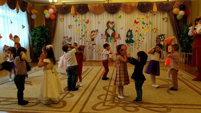 Инсценированная песня "Подарок маме"(2 младшая) Коломна, детский сад 15 "Светлячок"