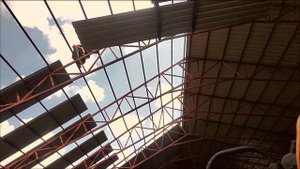 Подача профнастила на крышу