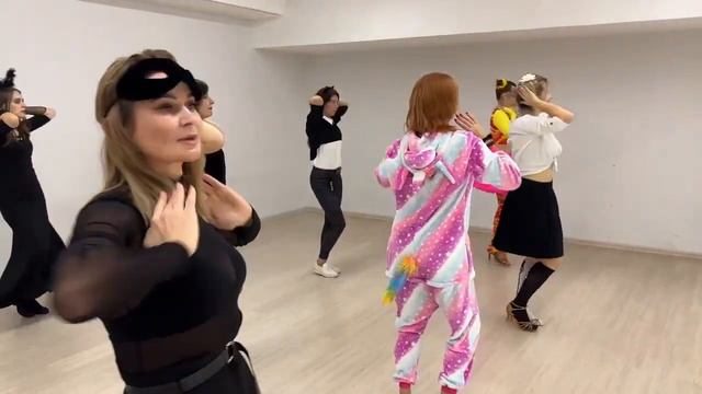 Хелоуин Bachata lady style 1 смотреть онлайн