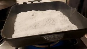 Как правильно жарить соль на сковороде без ручки.