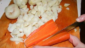 Салат Оливье с копченой курицей