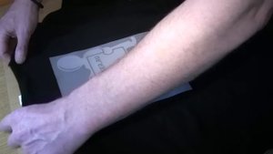 Перенос термо-наклейки на футболку с помощью утюга