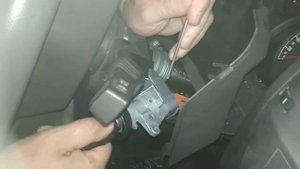 как Достать личинку замка зажигания из Opel Zafira B для ремонта 89255073309