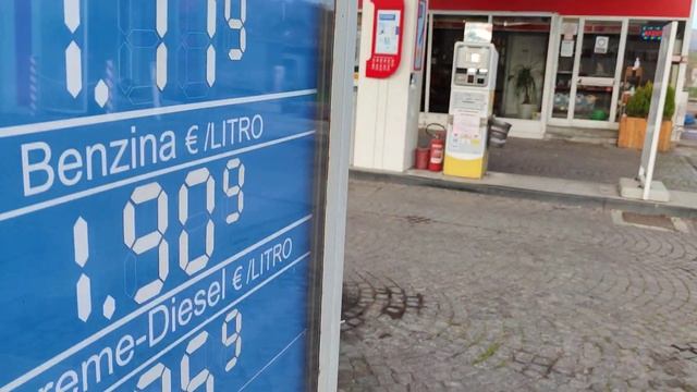 Цены на бензин в Италии / Сколько стоит бензин в Италии / Бензин на заправке смотреть онлайн