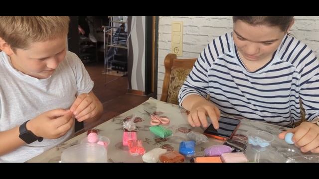 Дети Лепят из воздушного пластилина смешариков . смотреть онлайн