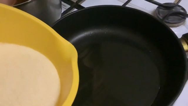 Надоела яичница? Сделайте  нежный омлет! Видео для тех, кто учится готовить