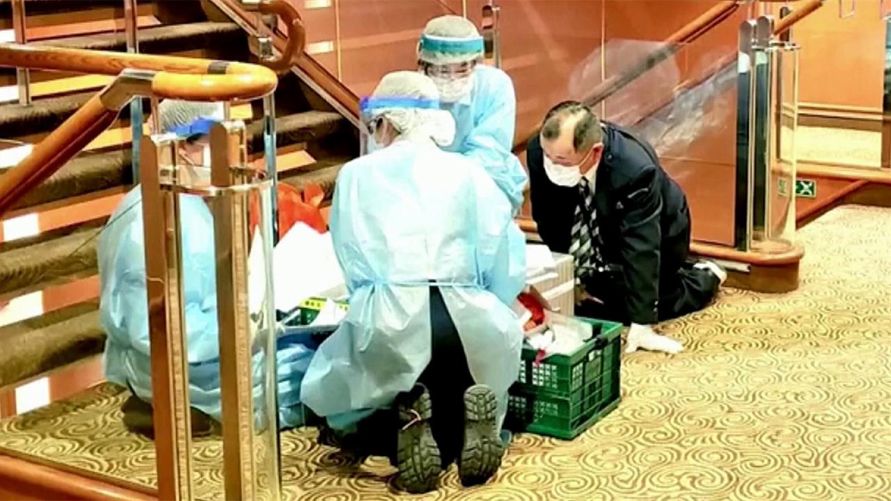 Круизный лайнер "Даймонд Принцесс" встал на карантин у берегов японского города Иокогама