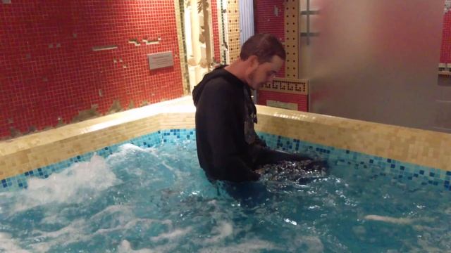 Искупался в бассейне смотреть онлайн