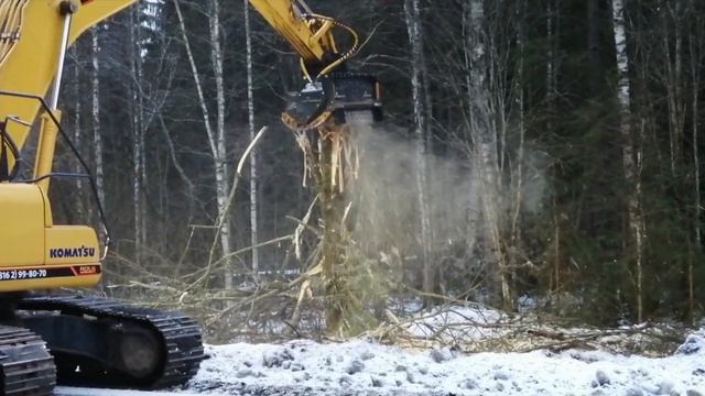 Экскаватор Komatsu PC-200 C мульчером TMC Cancela на удалении древесно-кустарниковой растительности