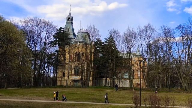 Сказочный замок в парке "Сосновка" по адресу Октябрьская набережная дом 72 находится дача Чернова..