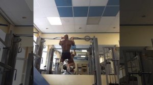 Подтягивания на бицепс обратным хватом с весом.10рабочих подходов