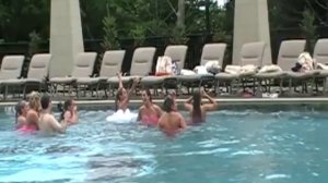 Упали в воду в нарядной одежде