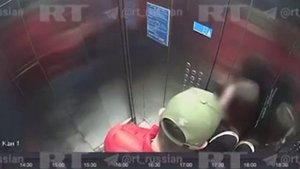 СК начал проверку видео, на котором красноярец пристаёт в лифте к несовершеннолетней