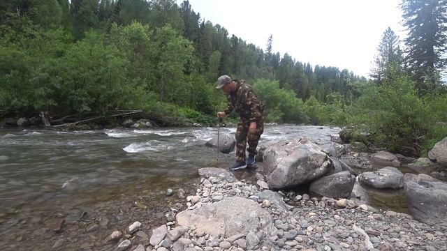 Мясо на палке у таёжной реки смотреть онлайн