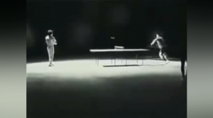 Брюс Ли играет в пинг-понг нунчаками.?