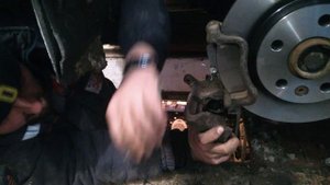 замена задних тормозных дисков VW т4