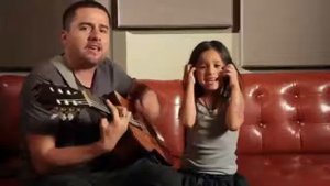 маленькая девочка поет песню Adelle ссылка для продолжения этого видео http://goo.gl/g3wlL5