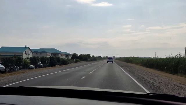 Лето, жара. Поселок Пересыпь. Едем на машине, показываю обстановку на побережье Азовского моря