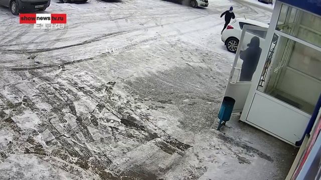 Мелкие пацаны тырят из магаза автоаккумуляторы. Real video смотреть онлайн