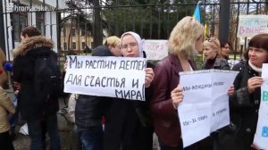 Сутичка під час мітингу Жінки за мир у Сімферополі