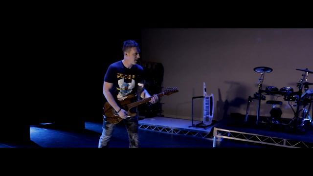 Roland AX Edge Keytar vs Guitar! Duel смотреть онлайн