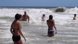 США.  Запрещают все купаться в океане. USA. Prohibit all swimming in the ocean.