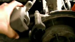 Замена передних тормозных колодок Toyota vitz