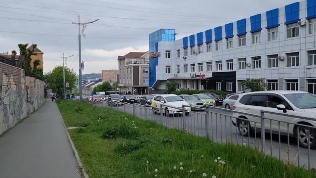 Сняли асфальт с самой оживленной транспортной артерии Владивостока, прошло 7 дней новый не положили смотреть онлайн