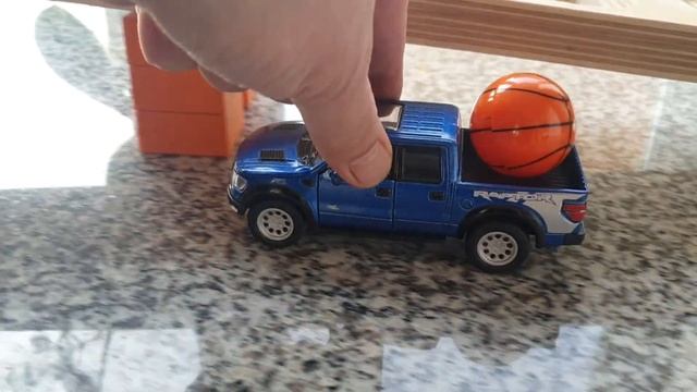 Большие шарики спокойно катятся вниз Satisfying Big rolling balls Marble run race wooden slope смотреть онлайн