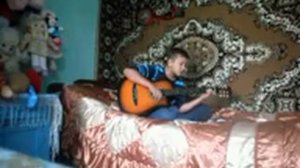 шумит сосна,река жемчужная течет