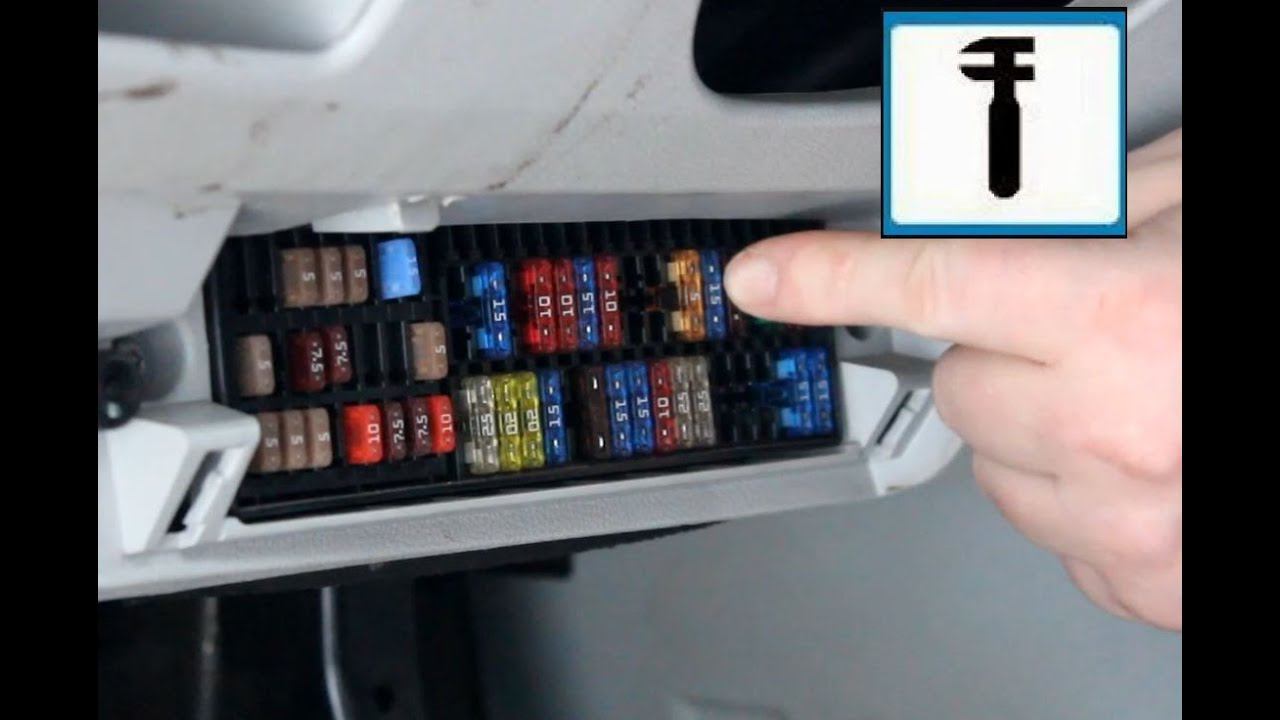 Замена предохранителя №36 дальнего света фар в Шкода Фабия. смотреть онлайн