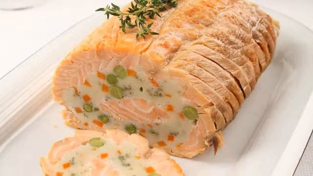 Праздничный рулет из лосося