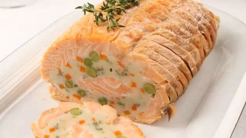 Праздничный рулет из лосося