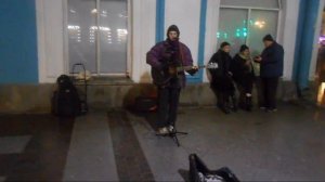 Уличные музыканты девчонки Питера. Дина с песней - Поезда Женя Трофимов