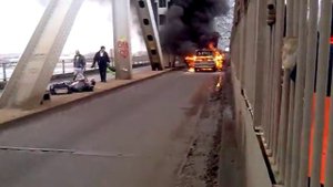 Машина горит на старом мосту в Астрахани...