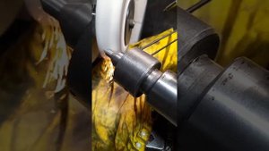 Шлифовка вращающегося центра на токарном станке в сборе.