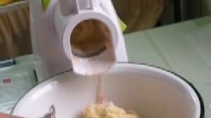 Зельмер натирает картофель на драники.