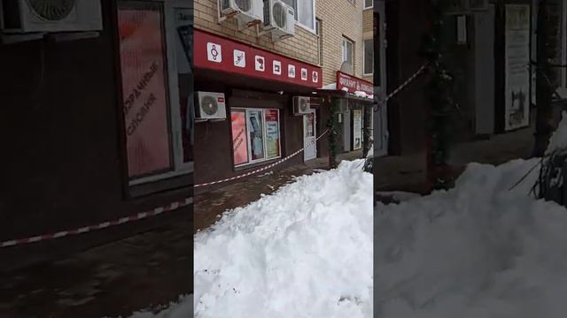 Музыкальный район (ул. Есенина) Краснодара после снегопада 24.01.22 смотреть онлайн