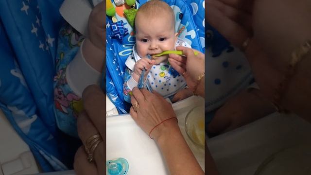 Марик кушает пюре из кабачка. Начинаем овощной прикорм смотреть онлайн